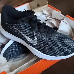 NEW NIKE FLEX TRAINER